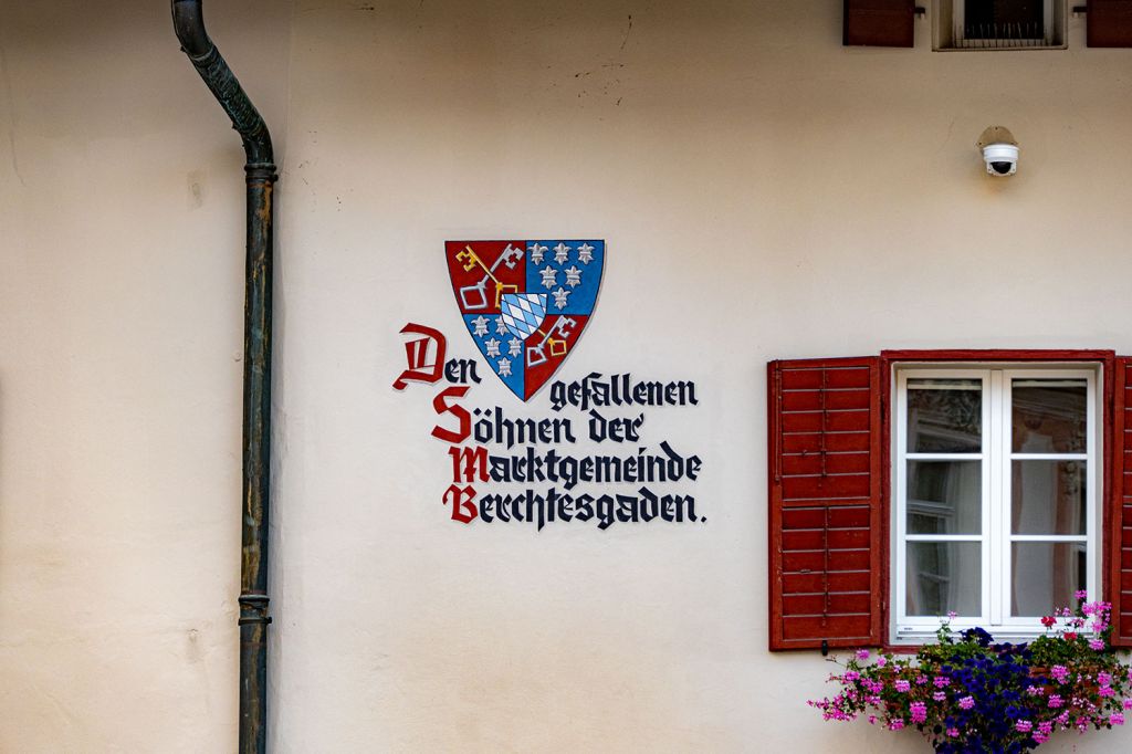 Königliches Schloss - Berchtesgaden - Gedenken an die "gefallenen Söhne der Marktgemeinde Berchtegaden". - © alpintreff.de - Christian Schön